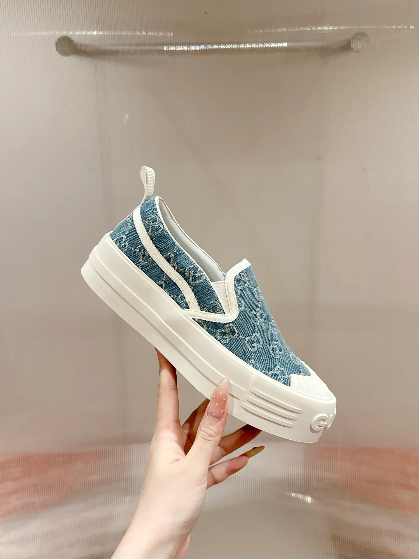 👟👟Ex-factory price 520👟👟 Women's models are new🆕 Arrival Gucci tennis 1977 classic Loft series canvas shoes... 2025 hot recommended model, G+1977×Disney cooperation series... GG canvas is made of finished products and incorporates brand elements. The retro style is rich, the classics and feelings are perfect for recall! Each color fabric developed by the original version is customized by the original version, and we pursue the ultimate in large-scale products! Market-level top version ⚠ Fabric: Customized GG cloth electric embroidery/5D washed distressed canvas Lining: Customized terry cloth lining (the feet are fitted and cannot be disassembled) Outsole: Original molded TPU two-color outsole Size: 35-40 (41 customized)